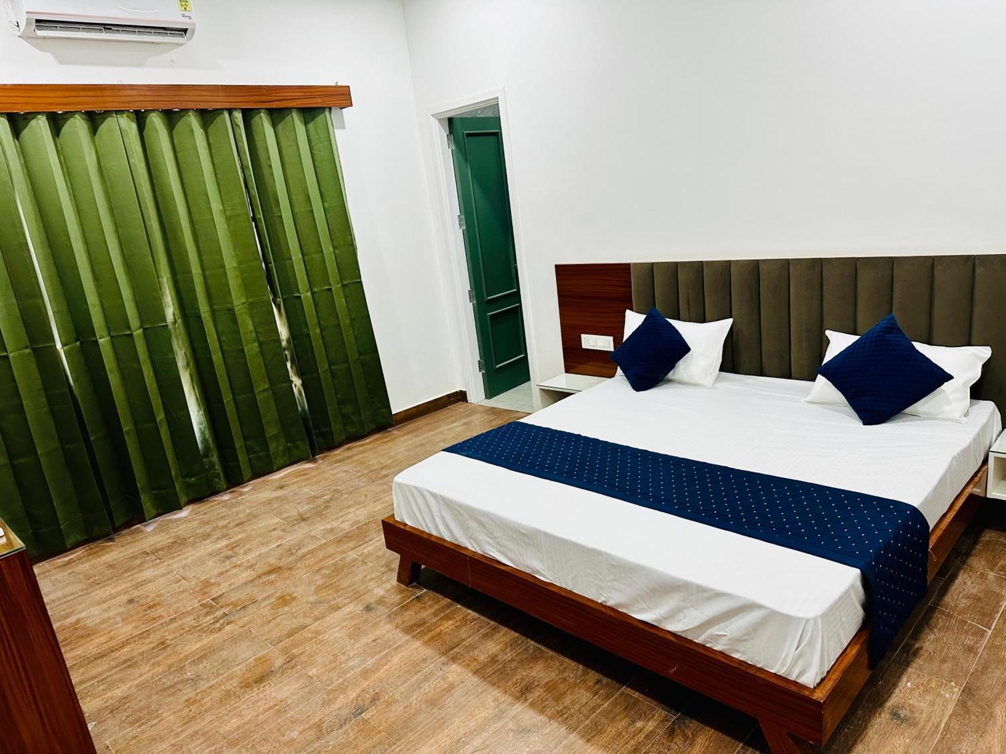 The Loya Hotel Muktsar Экстерьер фото